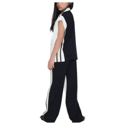 Crème vest met zwarte streepdetail