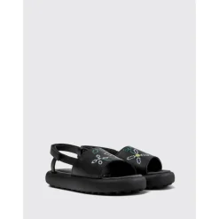 Geborduurde leren sandalen