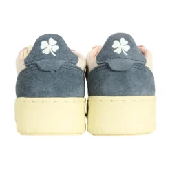 Sneakers van suède met microgeperforeerde neus