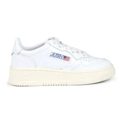 Witte leren sneakers met veters en geperforeerde neus