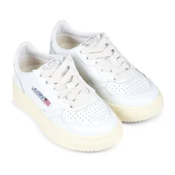 Witte leren sneakers met veters en geperforeerde neus