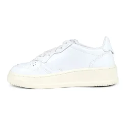Witte leren sneakers met veters en geperforeerde neus