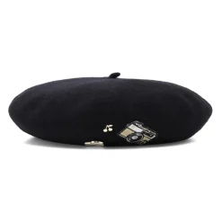 Zwarte wollen baret met camerapatch