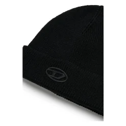 Zwarte wollen en acryl geborduurde muts